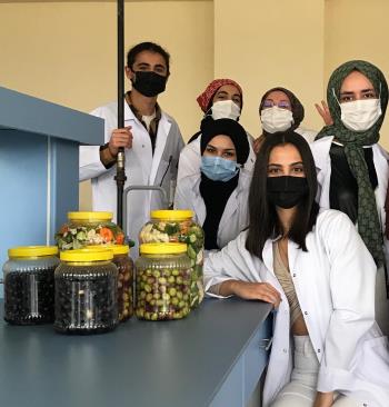 Gıda Kalite Kontrol ve Analizi Programı Öğrencileri Gıda Muhafaza Yöntemleri Dersi Kapsamında Salamura Zeytin ve Turşu Yaptılar. 