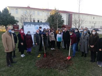 Yüksekokulumuz Ural Özyiğit yerleşkesini yeşillendirilmesi için ağaç dikme töreni gerçekleştirildi